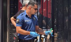 Üzerine benzin döküp kendisini iş yerine kilitledi