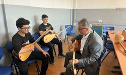 Engel tanımayan öğretmen, bağlamayla öğrencilerine ilham oluyor