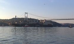 Boru döşeme gemisi 'Castorone' İstanbul Boğazı'ndan geçiyor