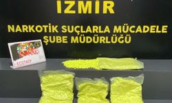Bornova’da çantasında binlerce hapla yakalandı