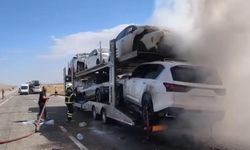 Ağrı'da otomobil yüklü TIR'da yangın