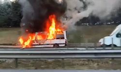Bayrampaşa'da servis minibüsü alev alev yandı