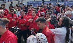 Selçuk Bayraktar, Şanlıurfa’da türkü eşliğinde halay çekti