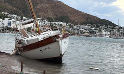 Bodrum'da yelkenli tekne karaya oturdu