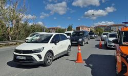 Esenler'de damperi açık hafriyat kamyonu yön tabelalarına çarptı