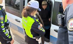 Eskişehir'de polisten kaçan araçtan atılan çantadan uyuşturucu çıktı: 2 gözaltı