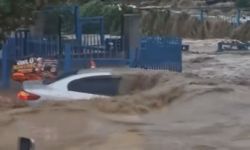 İstanbul sağanak yağmura teslim oldu; araçlar suya gömüldü!