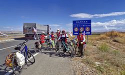 Hayatını kaybeden kız çocukları için Diyarbakır’dan İran’a pedal çeviriyorlar