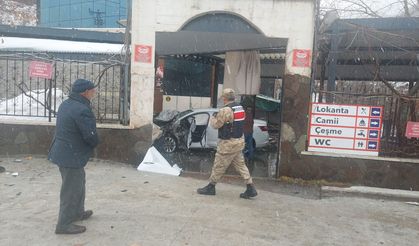 Bingöl'de otomobil lokantaya girdi: 5 yaralı
