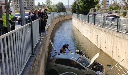 Otomobil, sulama kanalına düştü; sürücü yaralı