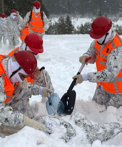 MSB'den 'derin karda muharebe eğitimi' paylaşımı