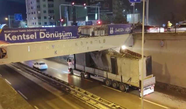Beton blok taşıyan TIR, alt geçitte sıkıştı