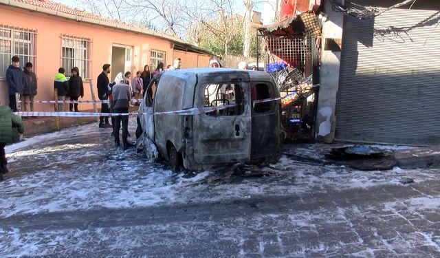 Beyoğlu'nda hafif ticari araç alev alev yandı