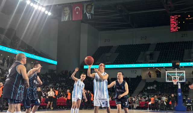 Down sendromlu basketbolcular farkındalık için parkeye çıktı
