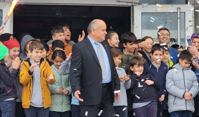 Emekliye ayrılan 47 yıllık eğitimci alkışlarla uğurlandı