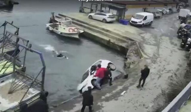 Sarıyer'de otomobil denize düştü; tekneden atlayan kişi yüzerek yardıma geldi