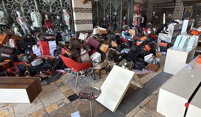 Alışveriş merkezinde çıkan yangın, söndürüldü