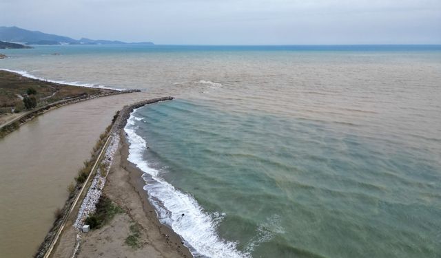 Anamur'da Yağışlar Sonrası Akdeniz Kahverengiye Büründü