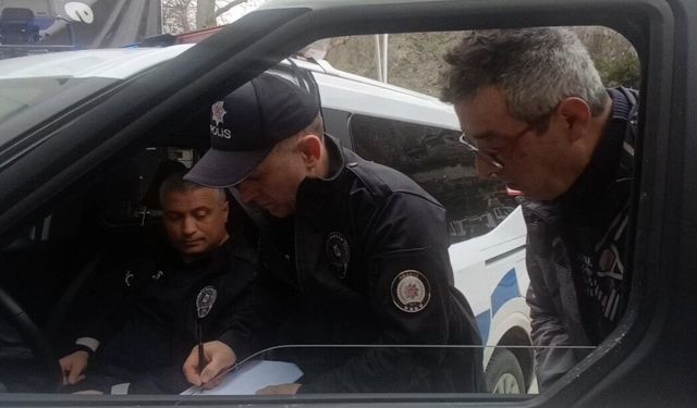 ATM'de bulduğu 4 bin 900 TL'yi polise teslim etti