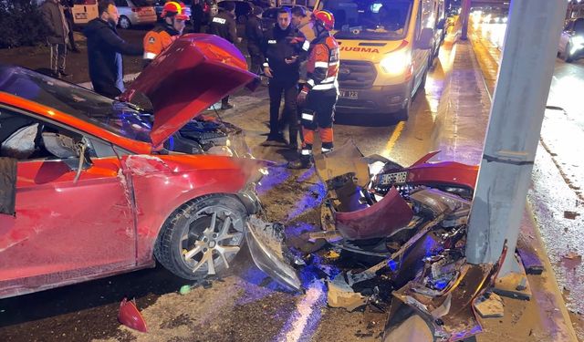 Avcılar D-100'de otomobil minibüse çarptı: 2 yaralı