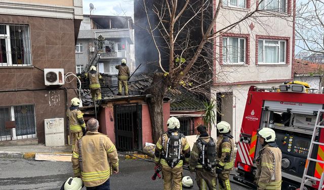 Beyoğlu'nda gecekondu alev alev yandı