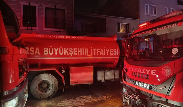 Bursa'da iş yerinde çıkan yangında 2 kişi dumandan etkilendi