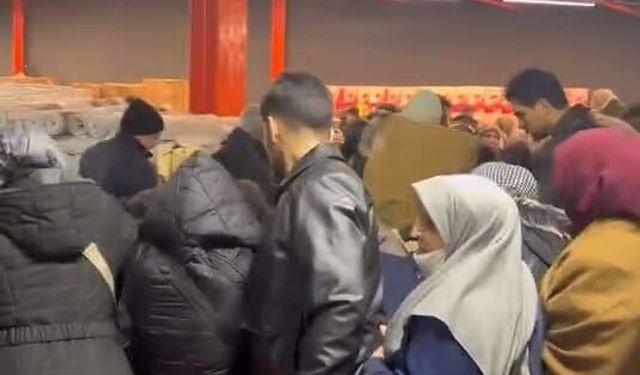 Bursa'da mağaza açılışında izdiham