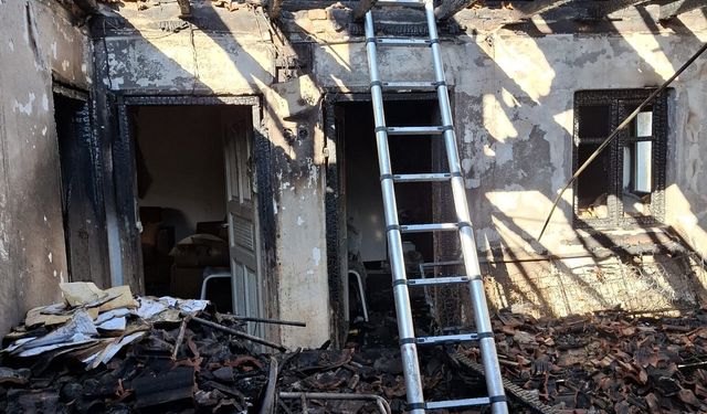 Bursa’da tek katlı ev, yangında kullanılamaz hale geldi