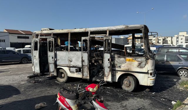 Çiğli'de Hurda Otobüs Yangınında Bir Genç Öldü
