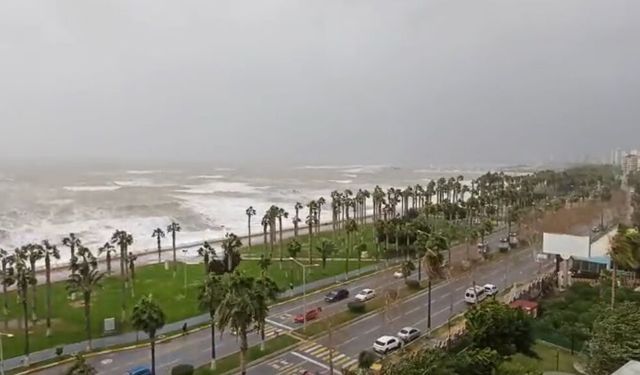 Doğu Akdeniz'de Sağanak Ve Fırtına Hayatı Olumsuz Etkiledi