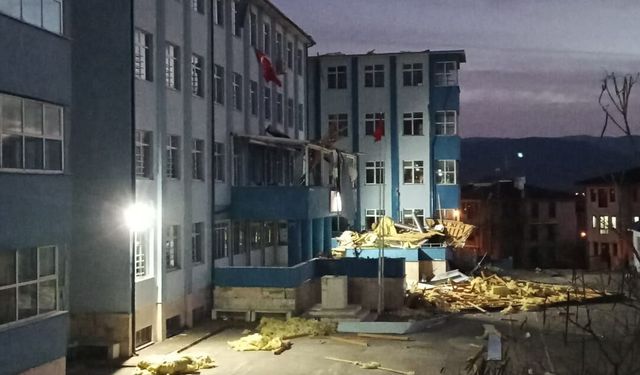Düzce'de şiddetli rüzgar lisenin çatısını uçurdu