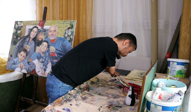 Elleri olmayan ressam, 'Sevgililer Günü' için aldığı siparişleri hazırlıyor