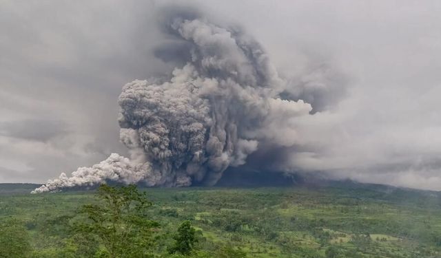 Endonezya'daki Semeru Yanardağı'nda 5 kez patlama meydana geldi