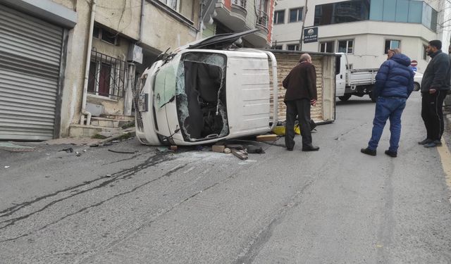 Kağıthane'de virajı alamayan kamyonet devrildi