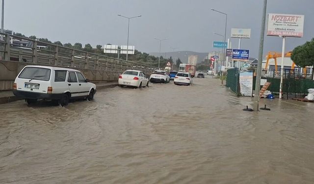Kuşadası'nda sağanak etkili oldu; yüzlerce lokasyon su altında kaldı