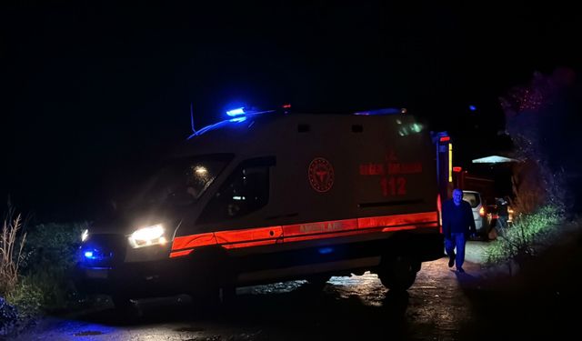 Manisa'da derede mahsur kalan 2 araç kurtarıldı
