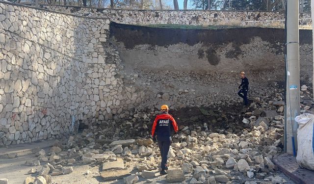 Niğde Kalesi'nin istinat duvarı çöktü