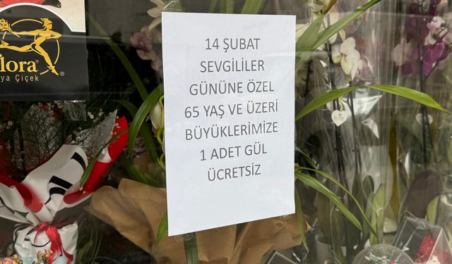 Ordulu çiçekçi, 14 Şubat'ta 65 yaş üstüne sürpriz hediyeler sundu