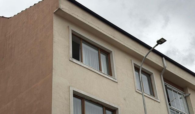 Pencereden düşen 11 yaşındaki Umut, ağır yaralandı