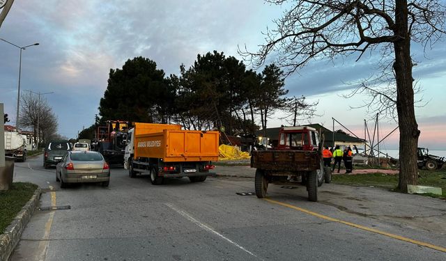 'Riskli alan' ilan edilen Karasu sahilinde yıkım başladı