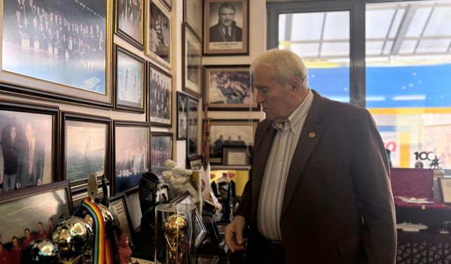 TMOK Anma ve Onurlandırma Komisyonu'ndan güreşin efsanesi Ahmet Ayık'a onur ödülü