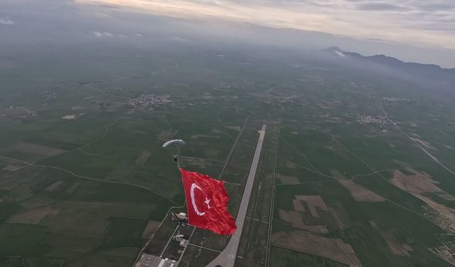 Türk bayrağıyla serbest paraşüt atlayışında Türkiye rekoru