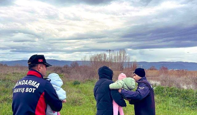 Ulubat Gölü taştı, mahsur kalan aile botla kurtarıldı