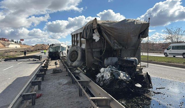 Yön tabelasına çarpan kamyonun kupası koptu