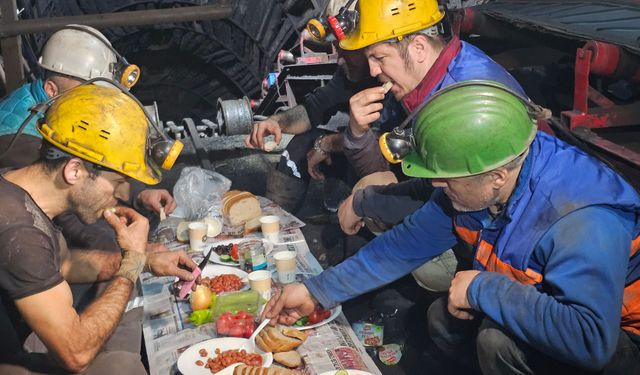 Zonguldak'ta madenciler, yerin metrelerce altında ilk sahurunu yaptı