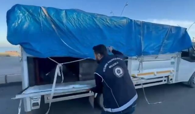 İskenderun'da Kamyonetin Gizli Bölmesinden 19 Göçmen Çıktı