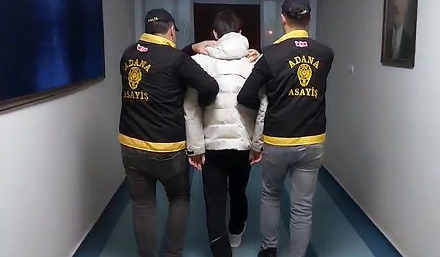 Adana’da kaldırım taşıyla kırdıkları vitrini boşalttılar