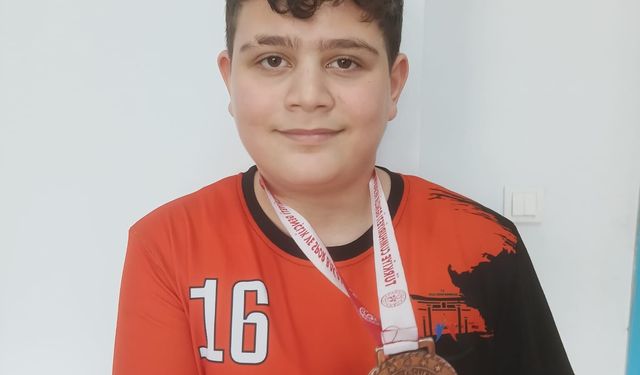 Ankara'da spora erişim zorluğu yaşayan ortaokul öğrencilerinin, floor curling başarısı