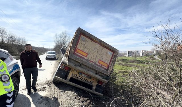 Arnavutköy'de hafriyat kamyonu kaza yaptı; şoför yaralı