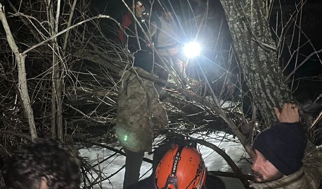 Bacağı kırılan dağcı ile arkadaşları, askeri helikopterle kurtarıldı